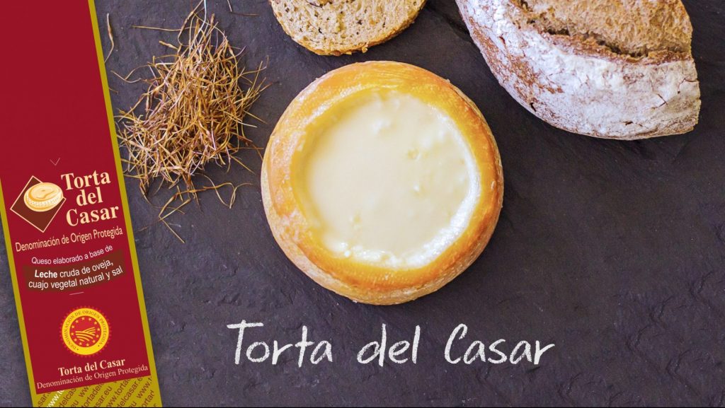 Torta del Casar con macarrones a la gamberra Torta del Casar