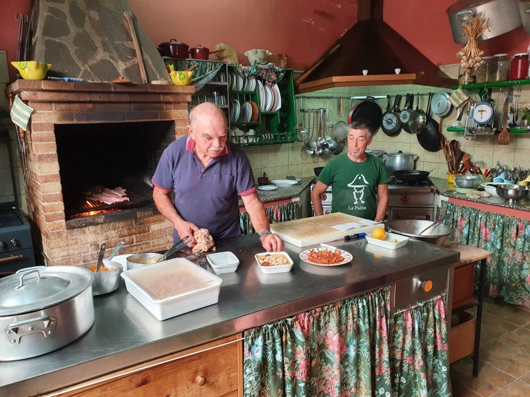 Pantallazos canarios (Tenerife): Zenón, guachinche de verdad La cocina de Zenón. El Sauzal. Tenerife. Islas Canarias. Foto: Xavier Agulló.