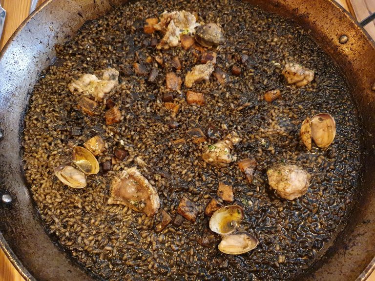 Restaurante Cadaqués (Barcelona), gozos y luces Arroz "brut". Restaurante Cadaqués. Barcelona. Foto: xavier Agulló.