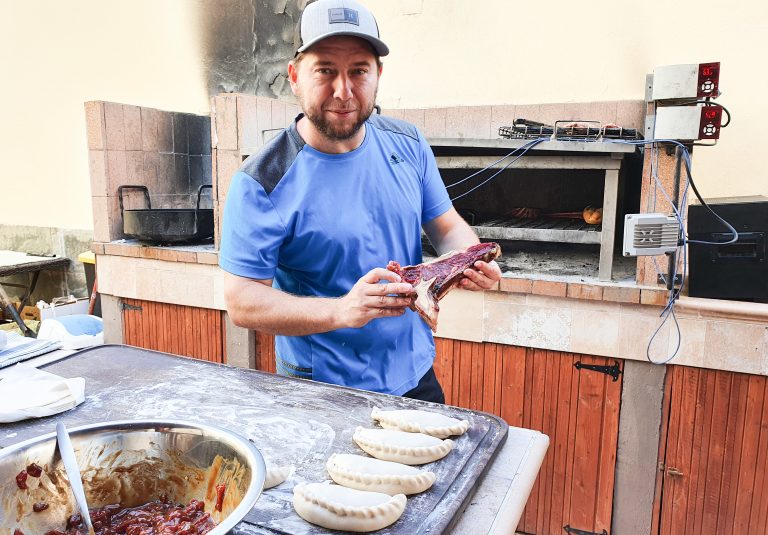 El inolvidable asado de Diego Schattenhofer Diego Schattenhofer junto a su BBQ. Tenerife. Foto: Xavier Agulló.