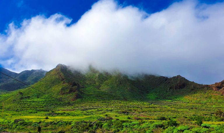 Tasca Baracán (Tenerife), tradición con intención Vistas del macizo de Teno desde la Tasca Baracán. Buenavista. Tenerife. Islas Canarias. Foto: Xavier Agulló.