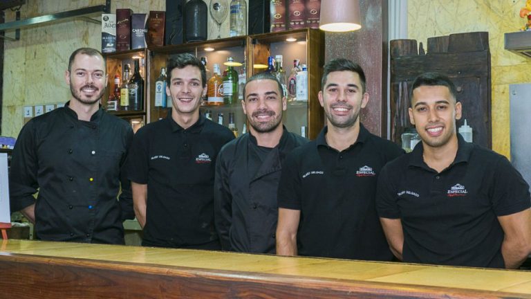 Marisquería Isleño Delgado (Tenerife, 2019) Kevin (izquierda) y el equipo. Isleño Delgado, La Laguna, Tenerife. Islas Canarias.