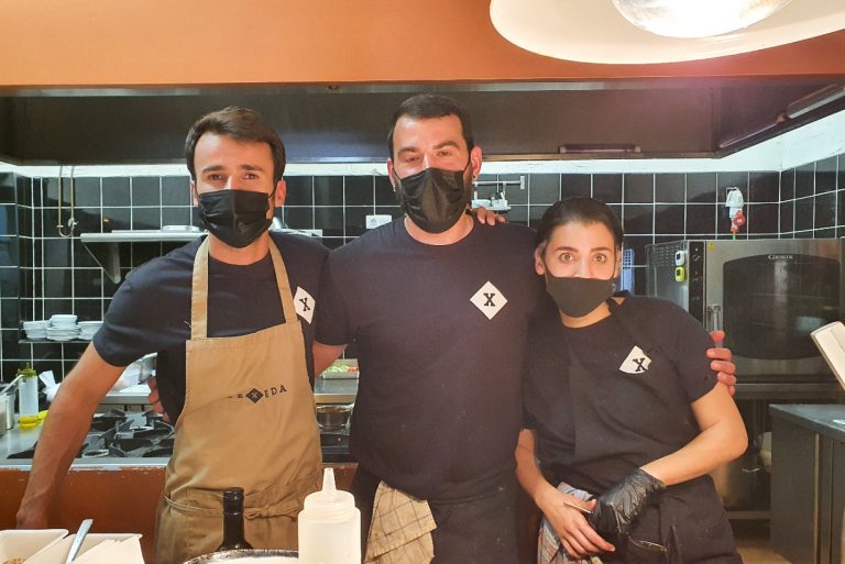 El irresistible Km0 de Texeda (Tejeda, Gran Canaria) El equipo de cocina de Texeda. Tejeda. Gran Canaria. Foto: Xavier Agulló.