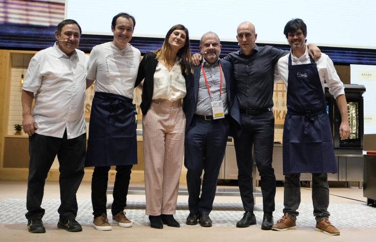 Mi San Sebastian Gastronomika… Aitor Arregi y su mujer, Benjamín Lana, Pablo Vicari y equipo de Elkano. San Sebastian Gastronomika 2021.