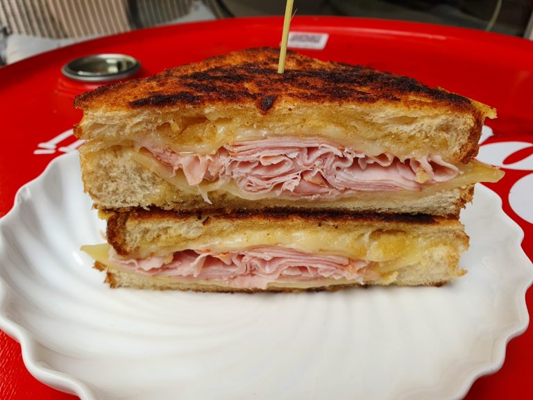 El "bikini" especial. Sabela Bar. Santa Cruz de Tenerife. Tenerife. Foto: Xavier Agulló.