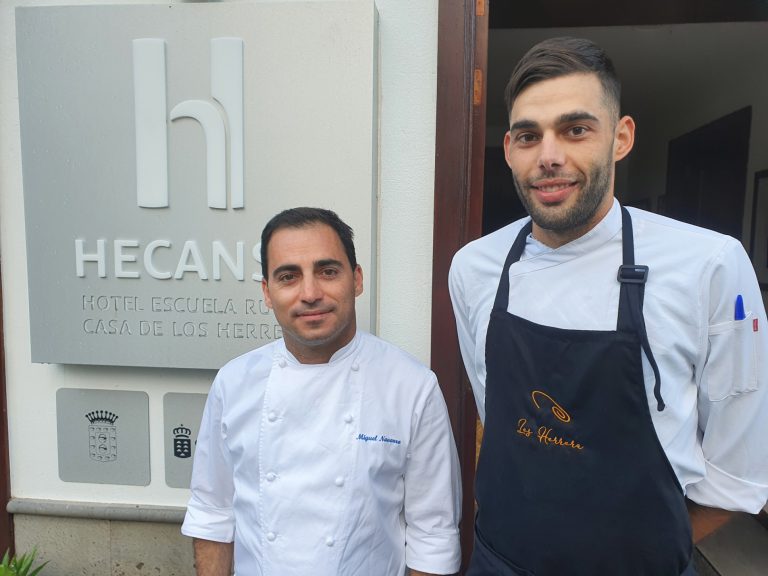 Miguel Navarro y Riwan Negrín. Hotel Escuela Rural Casa los Herreros. Hermigua. La Gomera (Islas Canarias). Foto: Xavier Agulló