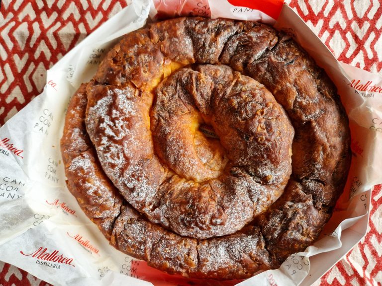 Xesc Reina estelariza la ensaimada de sobrasada de los “Mallorca” La nueva ensaimada de porc negre de Xesc Reina para los establecimientos Mallorca. Foto: Xavier Agulló.