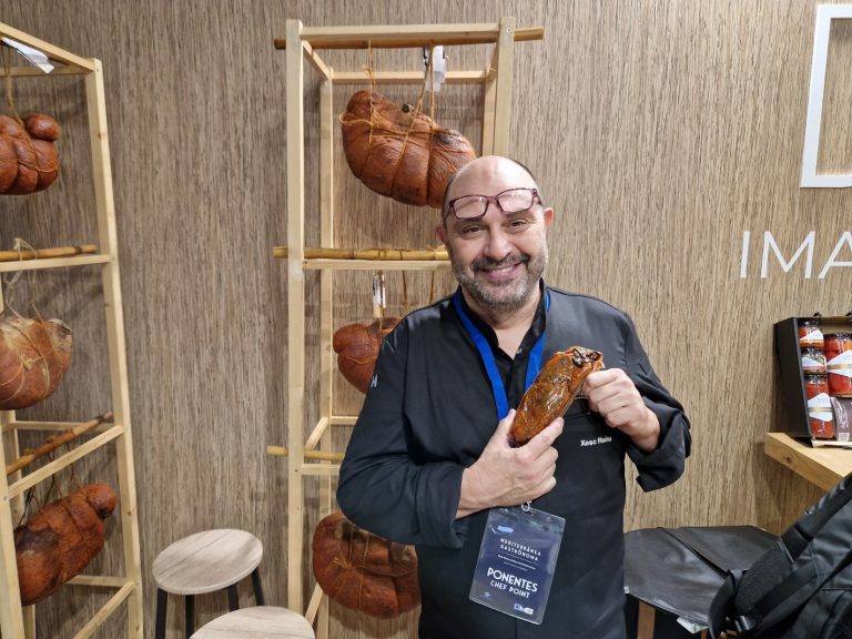 Gastrónoma Valencia 2022, más y mejor. Plus: Los 55 Mejores Restaurantes de Valencia Xesc Reina. En sus manos, la sobrasada de siete años. Gastrónoma. Valencia. Foto: Xavier Agulló.