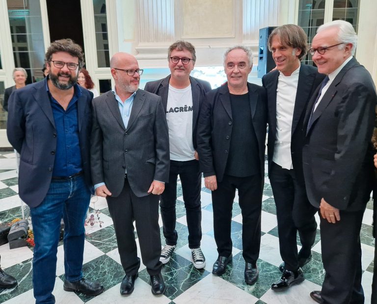 “Buonissima Torino 22”: la gastronomía como síndrome Stendhal Luca Iccarino, Stefano Cavallito, Andoni Luis ADuriz, Ferran Adrià, Davide Oldani y Alain Ducasse. Buonissima Torino 22. Torino. Foto: Xavier Agulló.