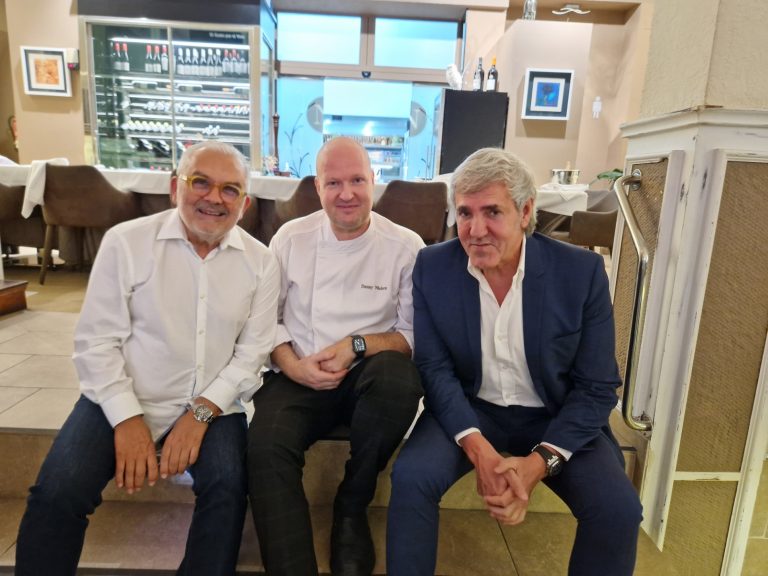 Elogio a Cepa 21 y Toño Armas en Nielsen (Tenerife) Toño Armas, Danny Nielsen y José Moro. Nielsen. Santa Cruz de Tenerife. Foto: Xavier Agulló.