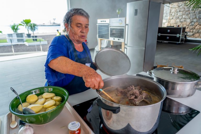 Y Saborea Fuerteventura empezó a andar… Bolas extra: Mamá y Jaira de Demian Mary Carmen Barrios y su carne de cabra. Saborea Fuerteventura. Fuerteventura.