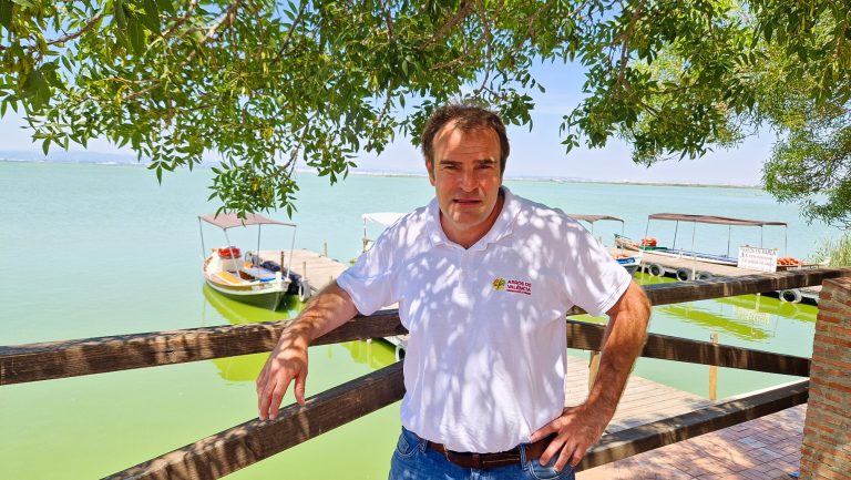 Seducido por el arroz DO Valencia (y por Santos Ruiz) Santos Ruiz en la Albufera de Valencia. Foto: Xavier Agulló.